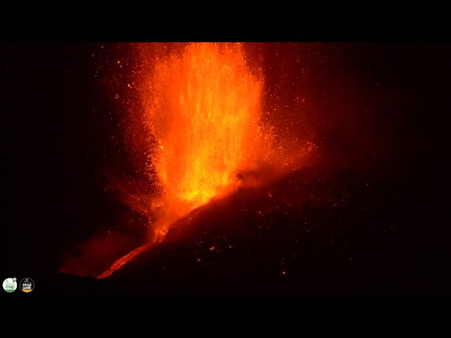 (VIDEO) Vulcanul Etna a erupt spectaculos: Un nor gigantic de fum s-a ridicat deasupra Siciliei