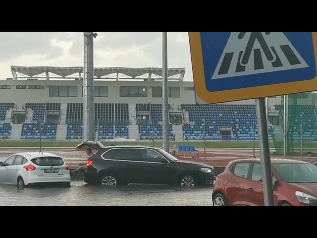 (VIDEO) Consilieri locali, căraţi în portbagaj până la maşini