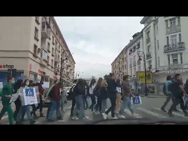 Marş al elevilor de la Colegiul „Carol”  împotriva accidentelor: Pietonii nu se pot apăra, apără-i tu!