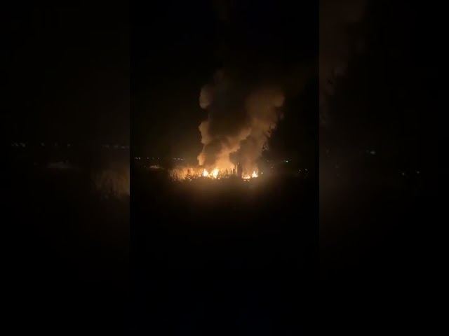 (VIDEO) Incendiu la o fabrică de mobilă, stins după 7 ore