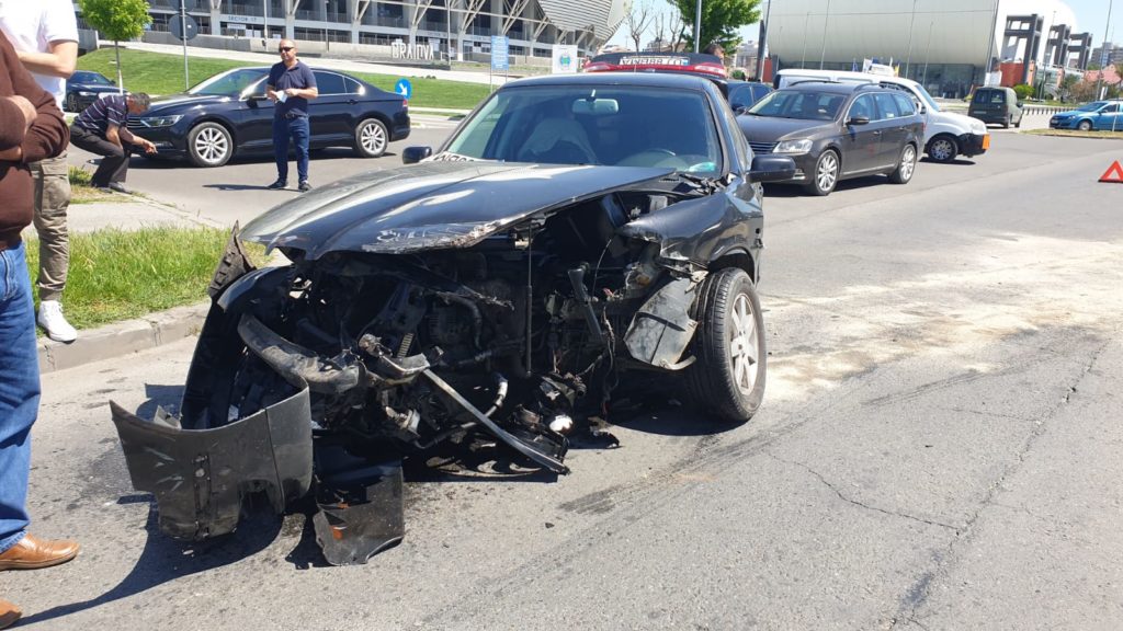Seat făcut praf de un BMW, în urma unei tamponări