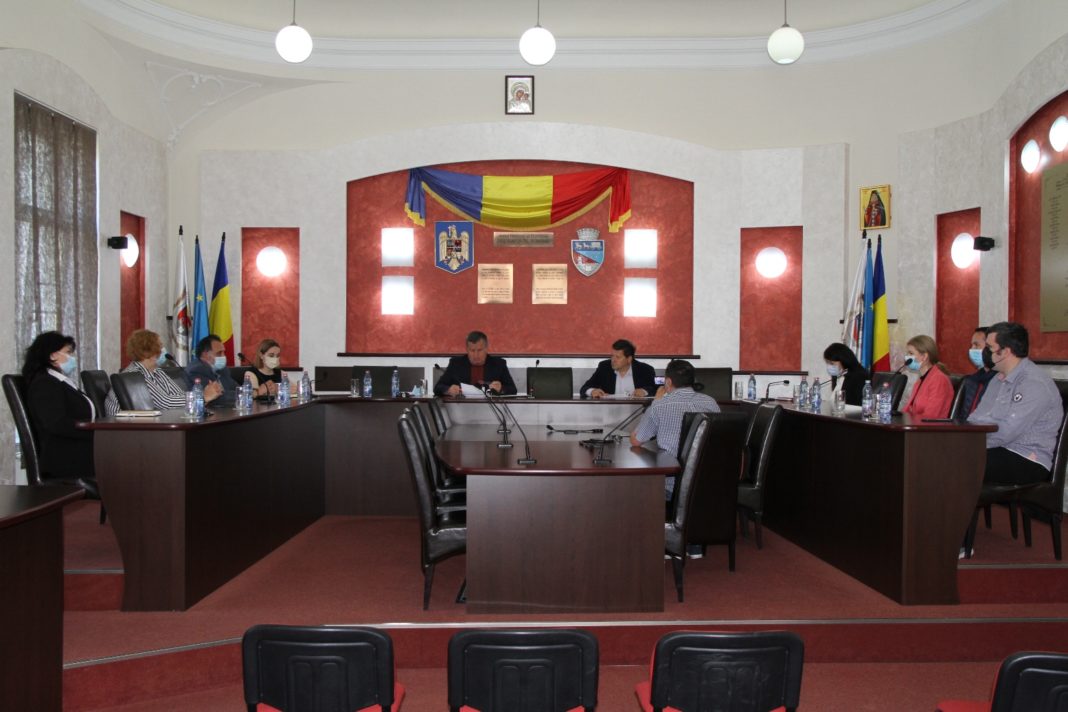 Primarul Mircia Gutău şi Valentin Ochea, directorul SC VALORIS SRL, au semnat contractul de execuţie pentru modernizarea autobazei ETA