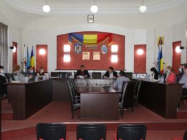 Primarul Mircia Gutău şi Valentin Ochea, directorul SC VALORIS SRL, au semnat contractul de execuţie pentru modernizarea autobazei ETA