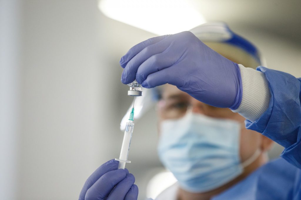 Coadă la un mall din Serbia pentru un voucher de cumpărături primit după vaccinare