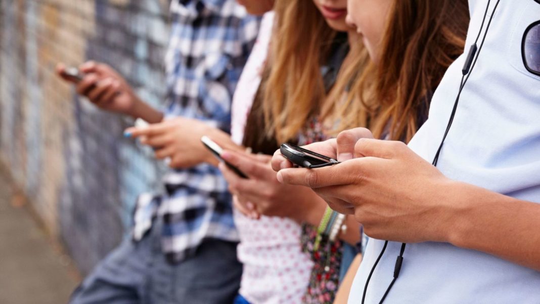 Smartphone-ul a devenit „locul în care ne trăim viața”
