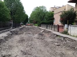 În ce hal arată strada care asigură accesul la cea mai mare școală din Târgu Jiu