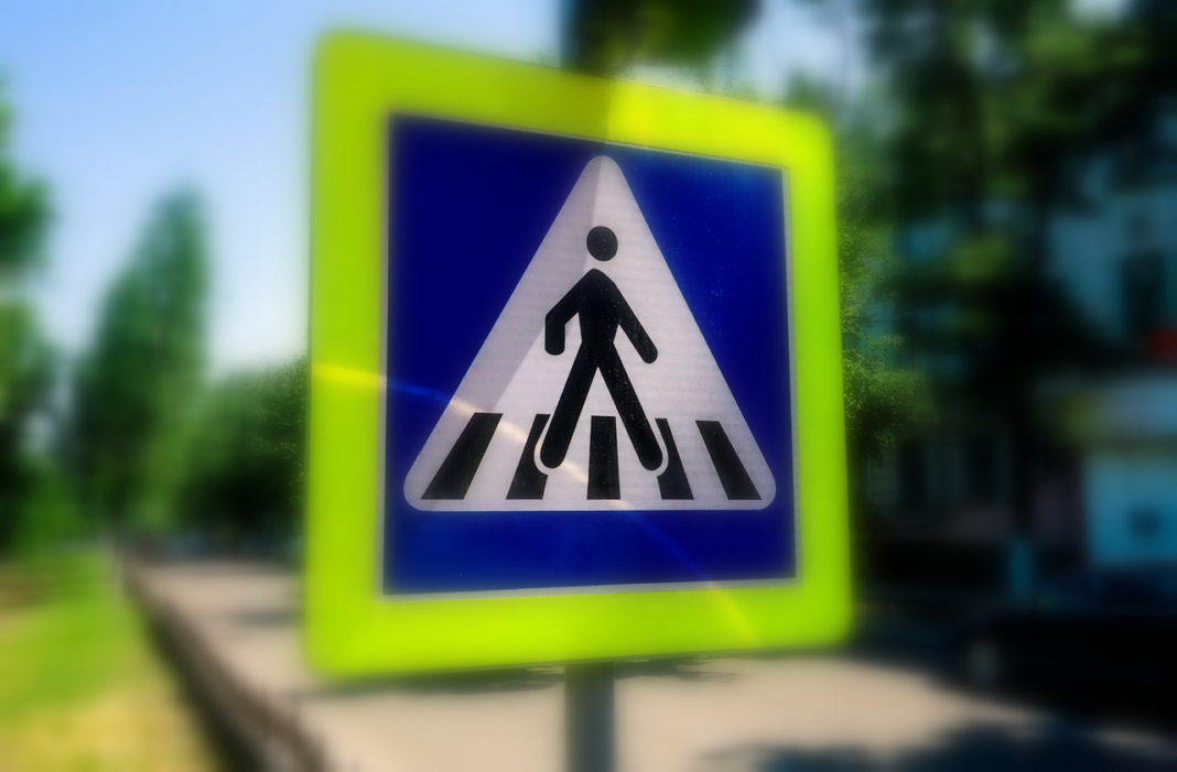 Un șofer a lovit cu mașina o bătrână pe trecerea de pietoni și a fugit