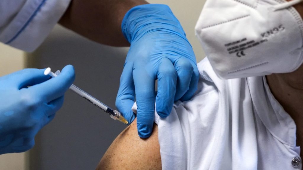 Începe vaccinare la medicii de familie şi centrele Ministerului Apărării