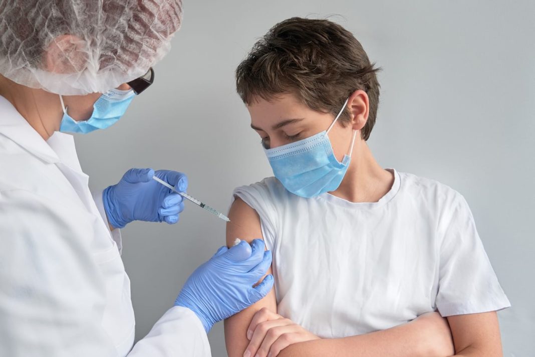 EMA a autorizat vaccinarea adolescenţilor cu vârsta de 12-15 ani cu vaccinul Pfizer