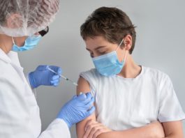 EMA a autorizat vaccinarea adolescenţilor cu vârsta de 12-15 ani cu vaccinul Pfizer
