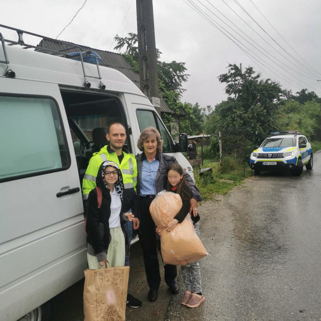 Polițiștii vâlceni au adus bucurie copiilor din familii defavorizate