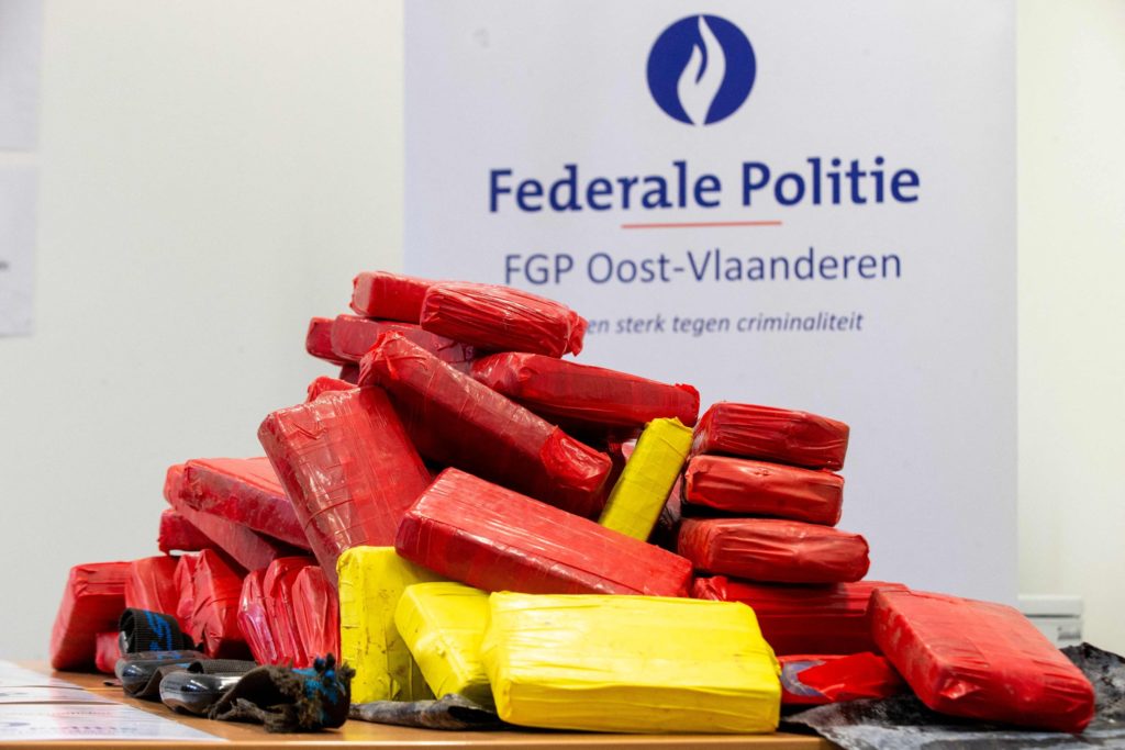 Aproape 3 tone de cocaină şi peste 11 milioane de euro, confiscate aproape de aeroportul Amsterdam-Schiphol