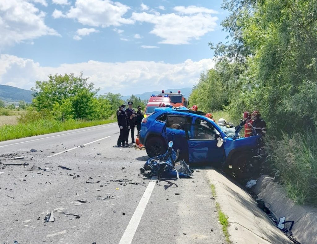 A murit după ce a intrat cu SUV-ul într-un tir încărcat cu lemne