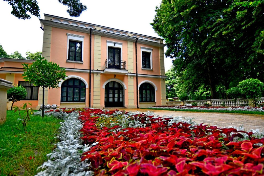 Viitorii miri pot face cununia civilă la Casa Bibescu din Parcul Roamanesc (Foto: Facebook Lia Olguța Vasilescu)