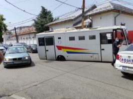 (Galerie foto): Asfalt rupt sub mașina care transporta deținuți, pe starda Vasile Alecsandri