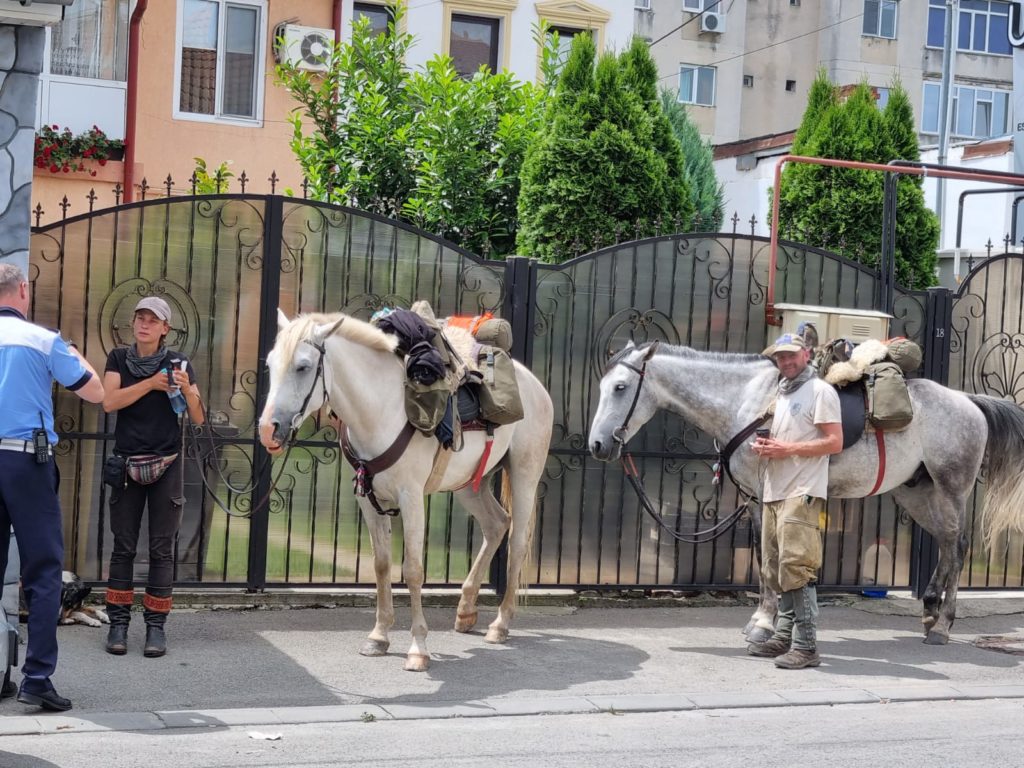 Doi turiști străini care fac turul Europei călare, „rătăciți” în centrul Craiovei