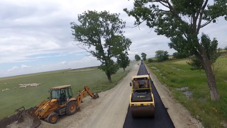 (VIDEO) Se toarnă primul strat de asfalt pe drumul judeţean Craiova – Cetate