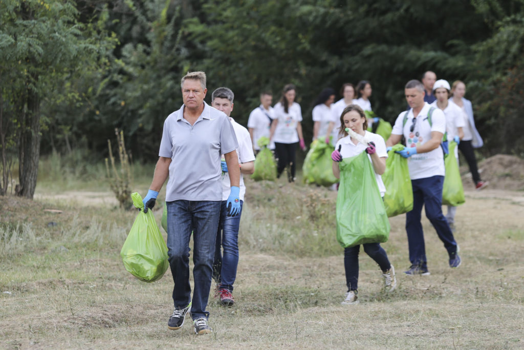 Președintele Klaus Iohannis va stânge gunoaie de pe râul Argeș