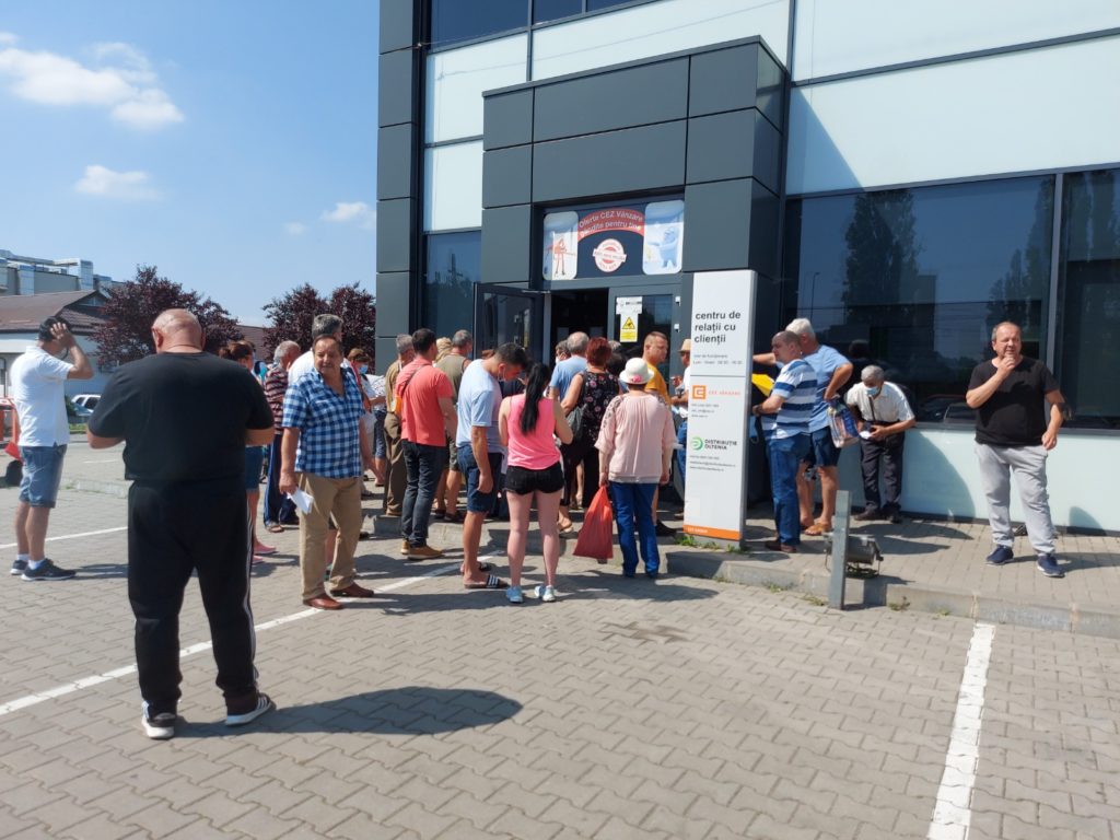 Clienții CEZ, lăsați în soare să leșine