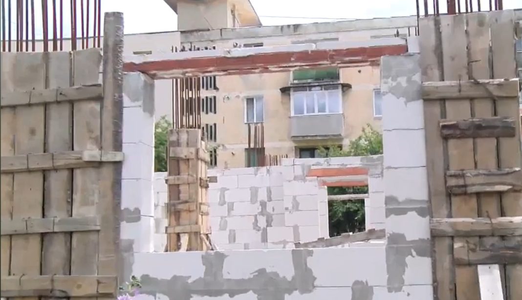 Blocul ANL din Bumbești-Jiu, abandonat în buruieni de către constructori