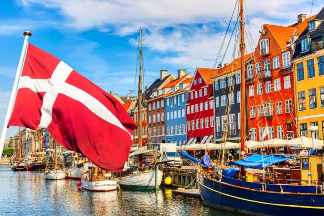 Danemarca a anulat pentru aproape toate spaţiile publice obligativitatea purtării măştii