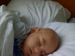 Denis, un băieţel de doar 4 ani, se luptă cu leucemia