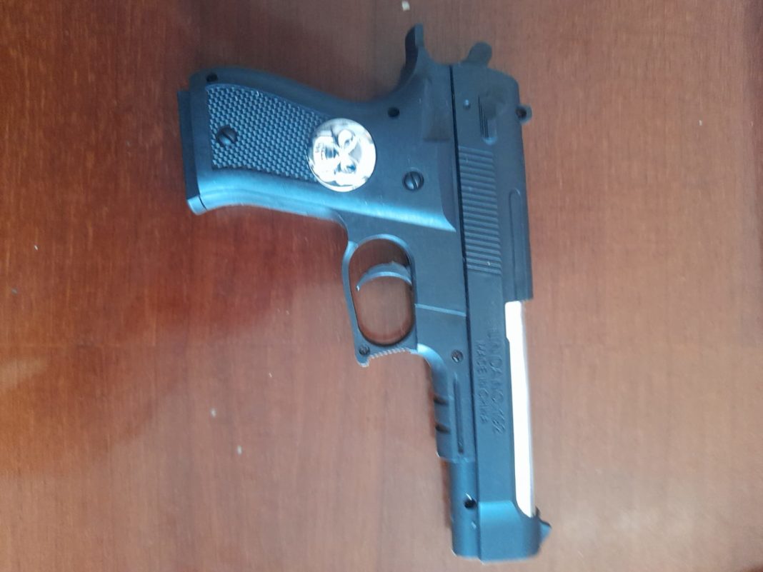 Tânăra de 21 de ani a fost amenințată cu un pistol