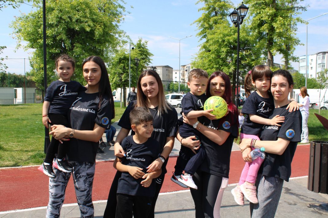 Jandarmii olteni au sărbătorit ieri împreună cu micuții lor luna copiilor în Parcul Tineretului din municipiul Slatina