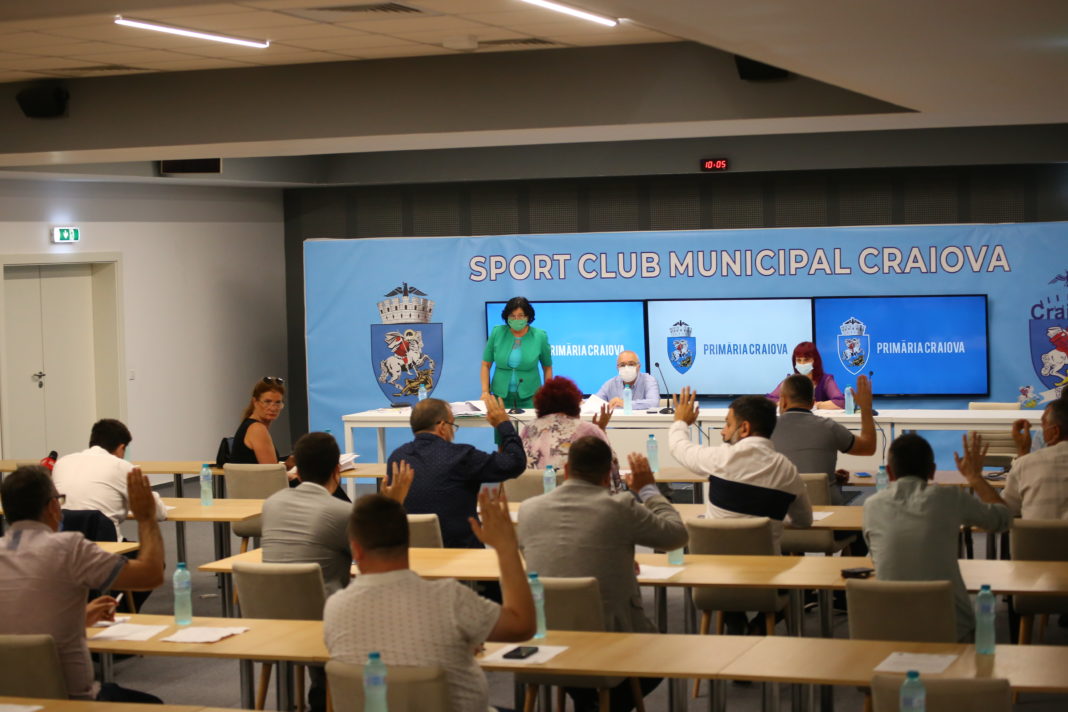 Consiliul Local Craiova a aprobat trecerea unui teren de sport şi a unei săli de sport din administrarea Liceului „Ştefan Odobleja“ în administrarea Liceului „Voltaire“. Proiectul a generat, ca de fiecare dată, discuţii aprinse. Consiliul Local Craiova a aprobat trecerea unui teren de sport şi a unei săli de sport din administrarea Liceului „Ştefan Odobleja“ în administrarea Liceului „Voltaire“. Proiectul a generat, ca de fiecare dată, discuţii aprinse.