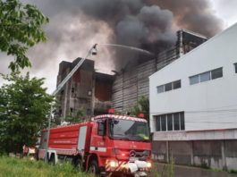 Incendiu la o hală de depozitare a deșeurilor din Brazi (sursa foto: G4media)