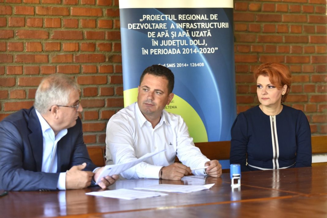 Lia Olguța Vasilescu, primarul Craiovei, Directorul general al Companiei de Apă Oltenia, av. Alin Șuiu și reprezentantul societății câștigătoare, Ion Erbașu