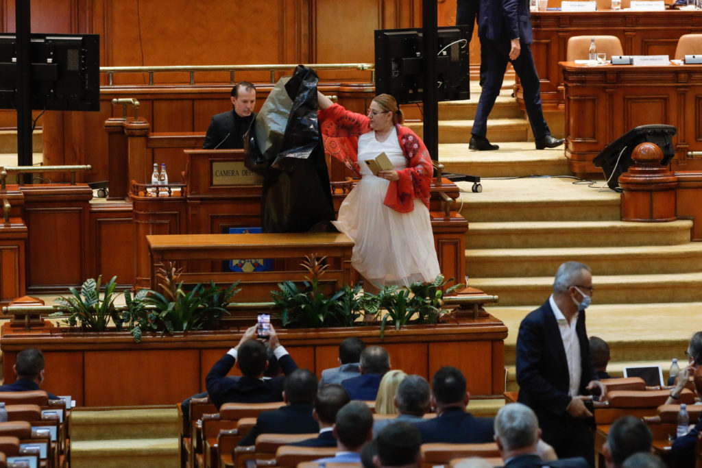 Diana Șoșoacă l-a amenințat pe Cîțu cu o „revoluție“