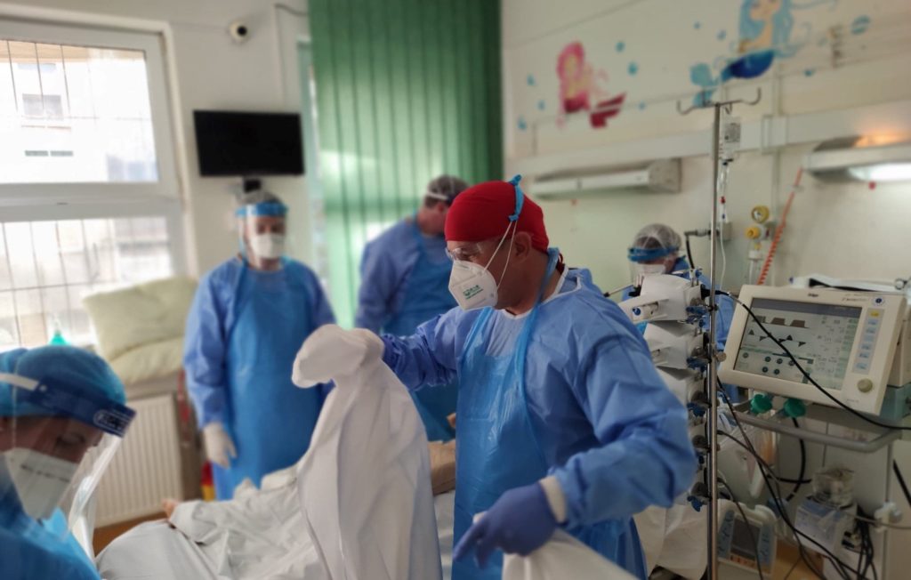 Infectările anterioare cu COVID-19 ar putea să nu ofere protecţie pe termen lung  împotriva noilor variante îngrijorătoare