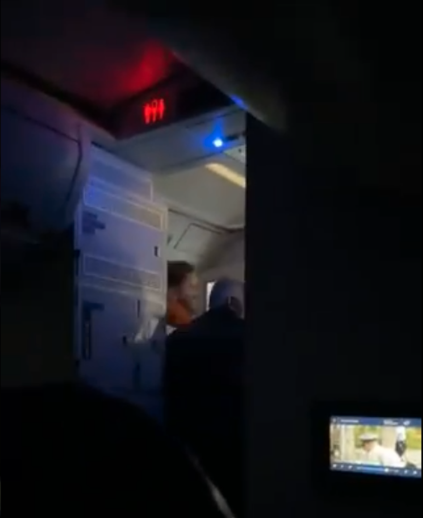 A încercat să deschidă ușa unui avion aflat în zbor