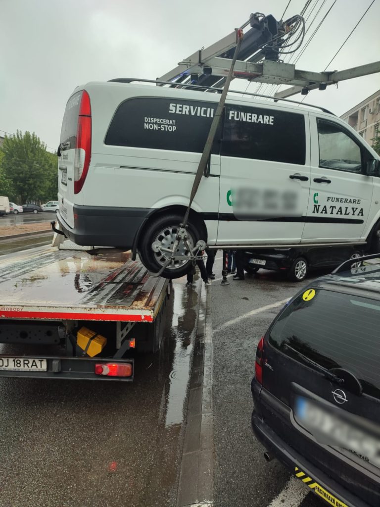 A început „acțiunea dricul” pe Calea București. Mașinile de pompe funebre, ridicate de Poliția Locală