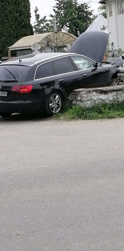 Gorj: Un șofer a trecut cu mașina printr-un zid și a ajuns în cimitir