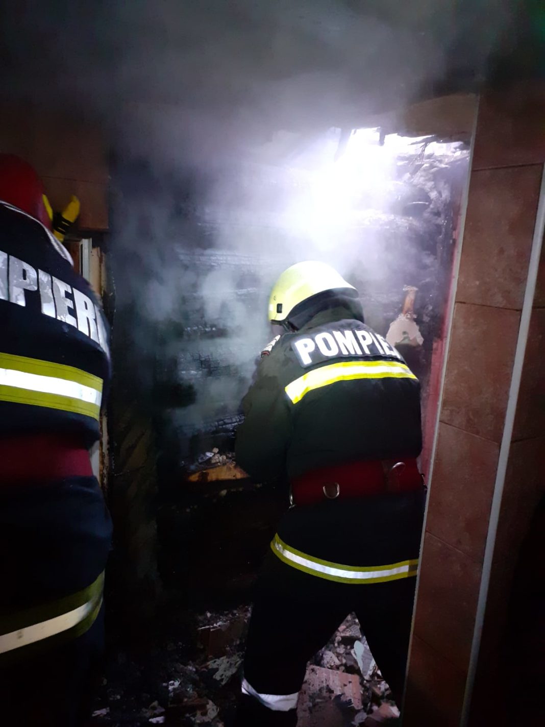 (Galerie foto) Incendiu la o casă din Gădinari