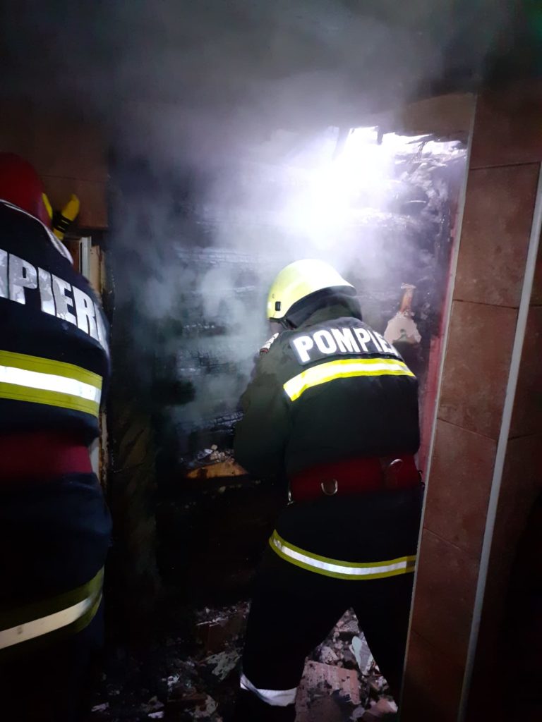 (Galerie foto) Incendiu la o casă din Gădinari