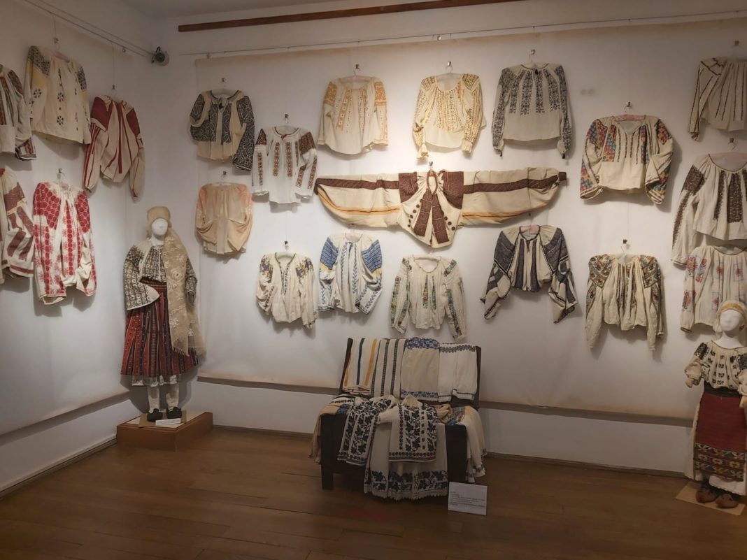 Peste 200 de cămăși cu altiță expuse la Secția de Etnografie a Muzeului Olteniei