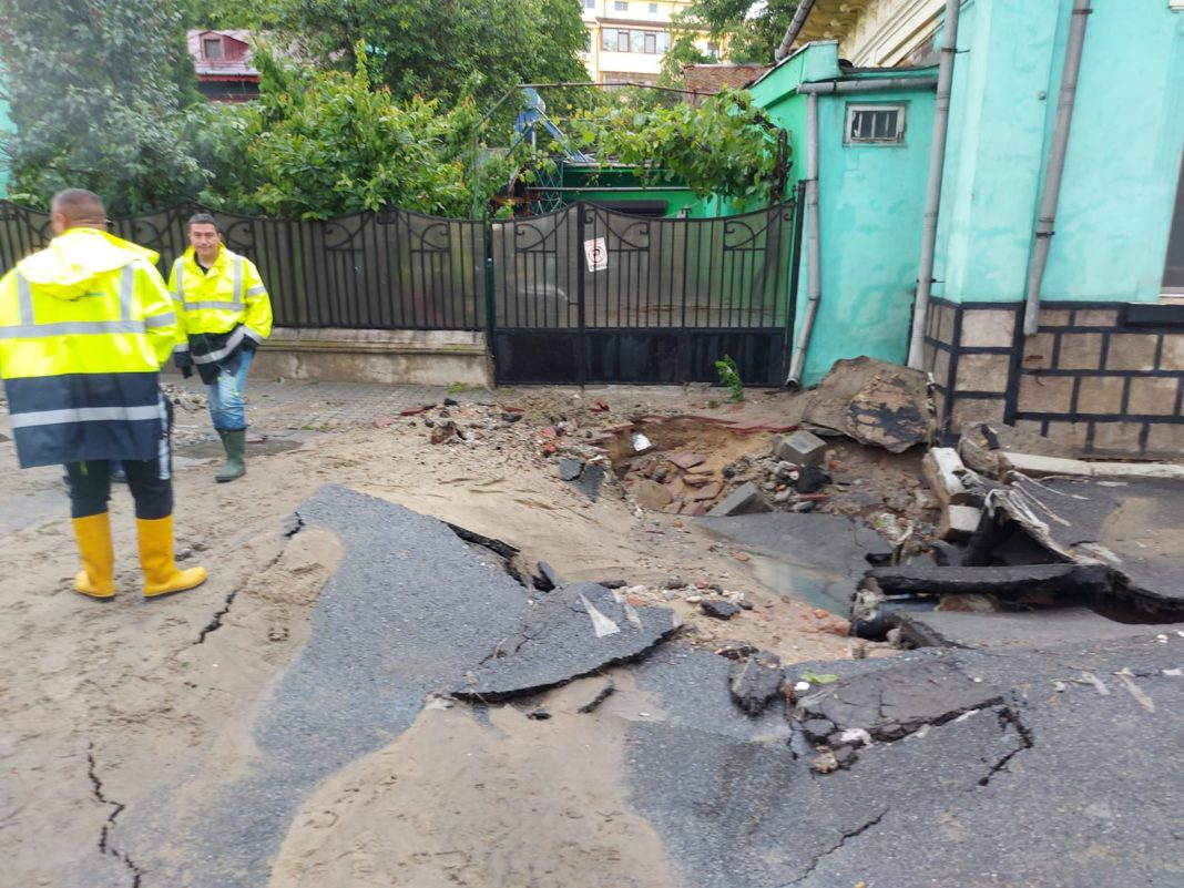 Inundaţiile produse în Craiova după ploaia torenţială de marţi după-amiază au arătat care sunt limitele canalizării pluviale din municipiu