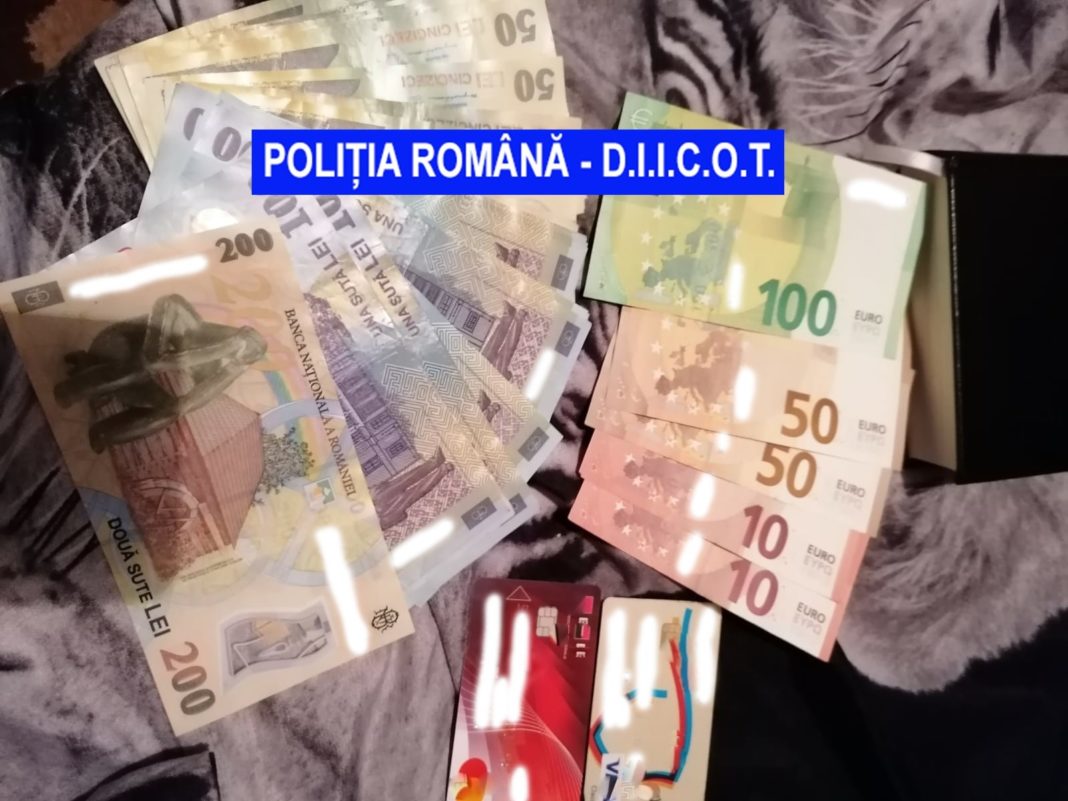 Polițiștii au ridicat printre altele 3 carduri bancare, 33.400 de lei și 220 de euro