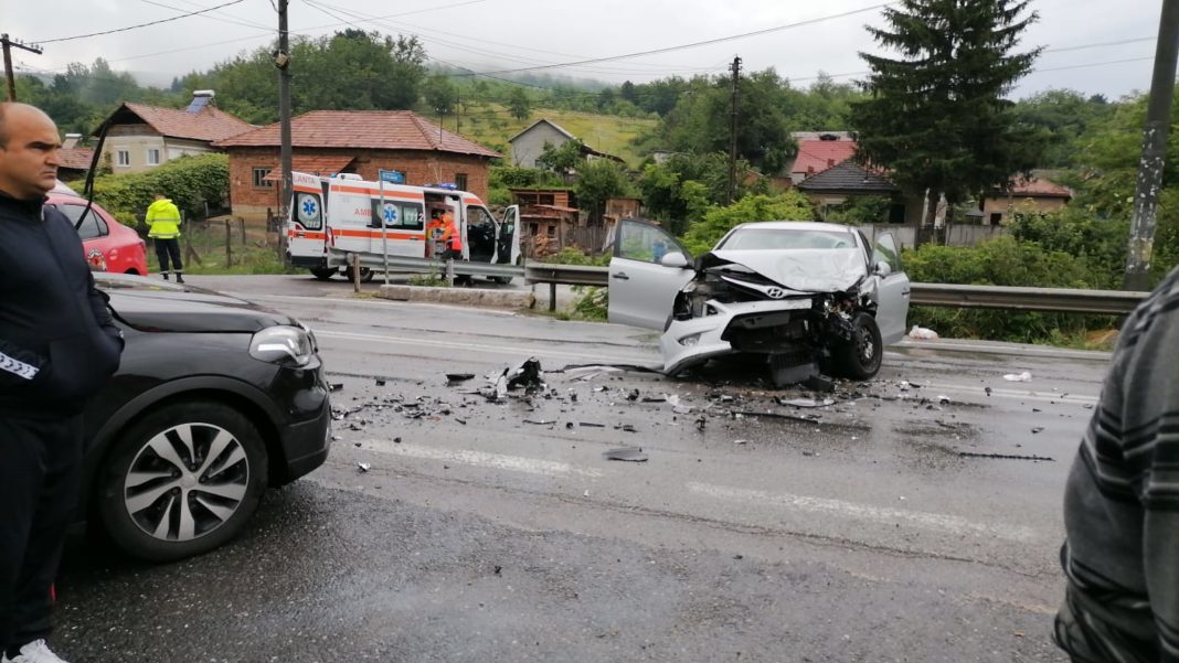 Vâlcea: Patru persoane rănite într-un accident pe DN 7. Traficul rutier, blocat