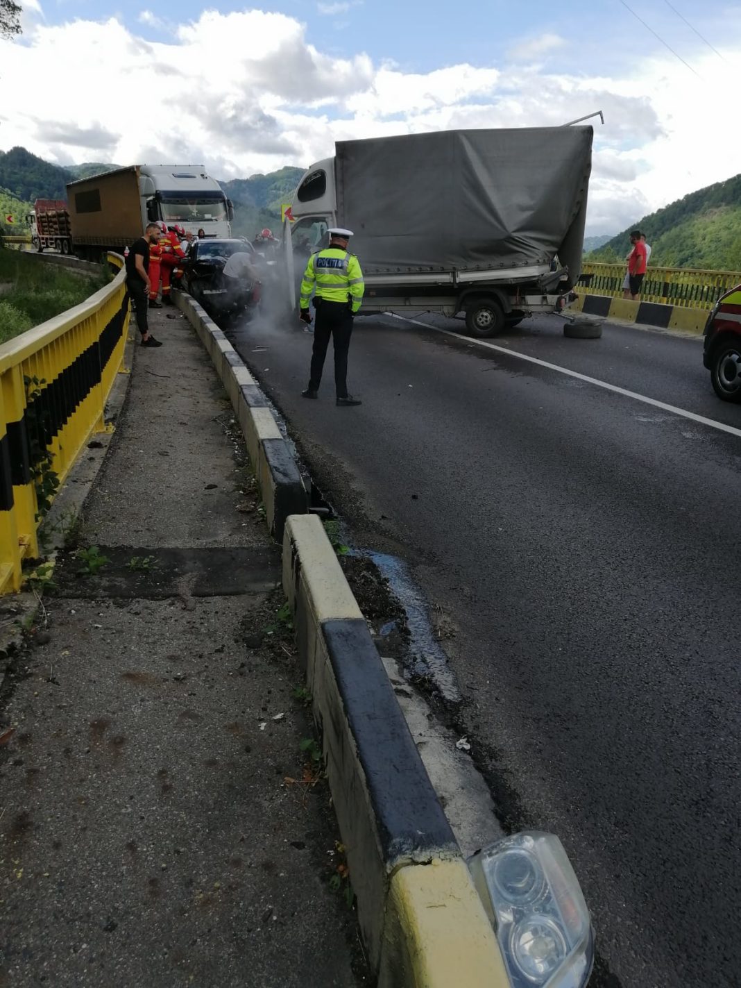 Trafic întrerupt pe DN 7, în urma coliziunii dintre trei autovehicule