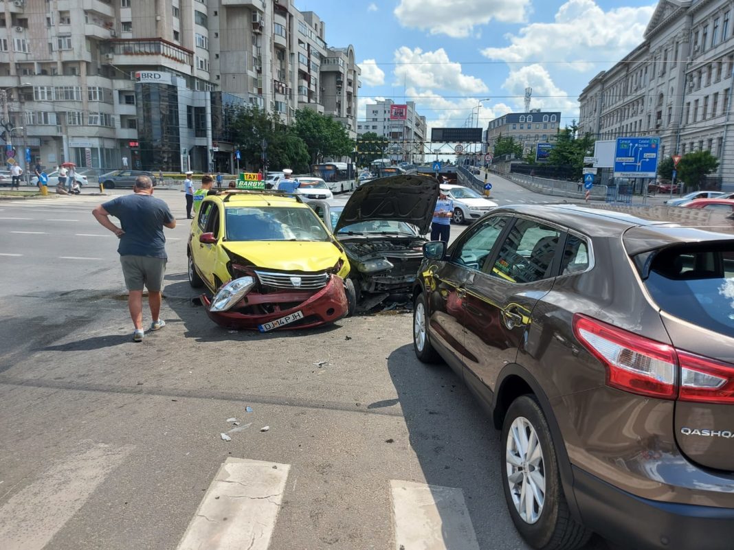 (Galerie foto) Craiova: Trei mașini implicate într-un accident pe Calea București