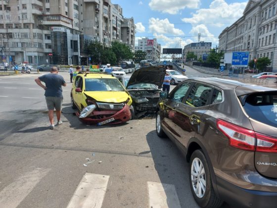 (Galerie foto) Craiova: Trei mașini implicate într-un accident pe Calea București