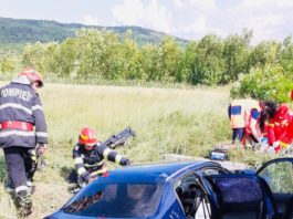 O șoferiță a murit, iar fiicele gemene ale acesteia, au fost rănite, după ce a intrat cu mașina într-un cap de pod, la Brănești