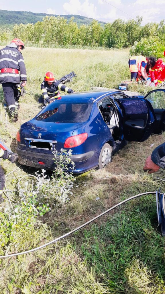 Gorj: O șoferiță murit, iar fiicele gemene au fost rănite, după ce o mașină a intrat într-un cap de pod la Brănești