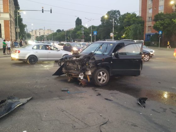 (Galerie foto) Accident provocat de un tânăr după o urmărire ca în filme, în Craiova