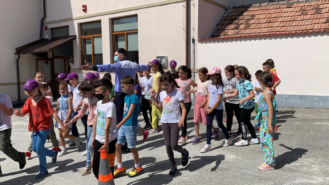 Polițiștii au fost prezenți în Râmnicu Vâlcea, în trei unități școlare, desfășurând activități informativ-preventive în rândul copiilor