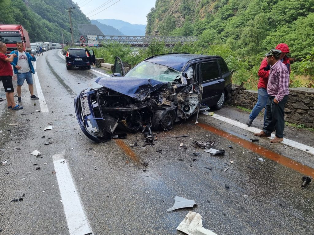 Traficul rutier blocat pe Valea Oltului. O persoană, rănită